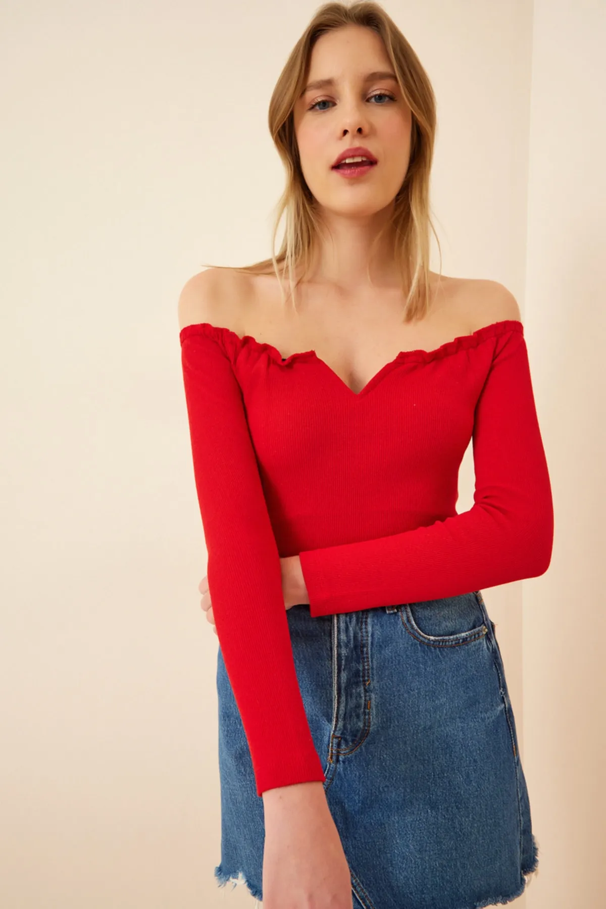 Happiness İstanbul  Rote, kurze Strickbluse mit gerafftem Kragen für Damen AH00105