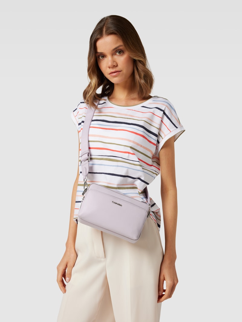 Umhängetasche mit Label-Applikation Modell 'CAMERA BAG' in flieder