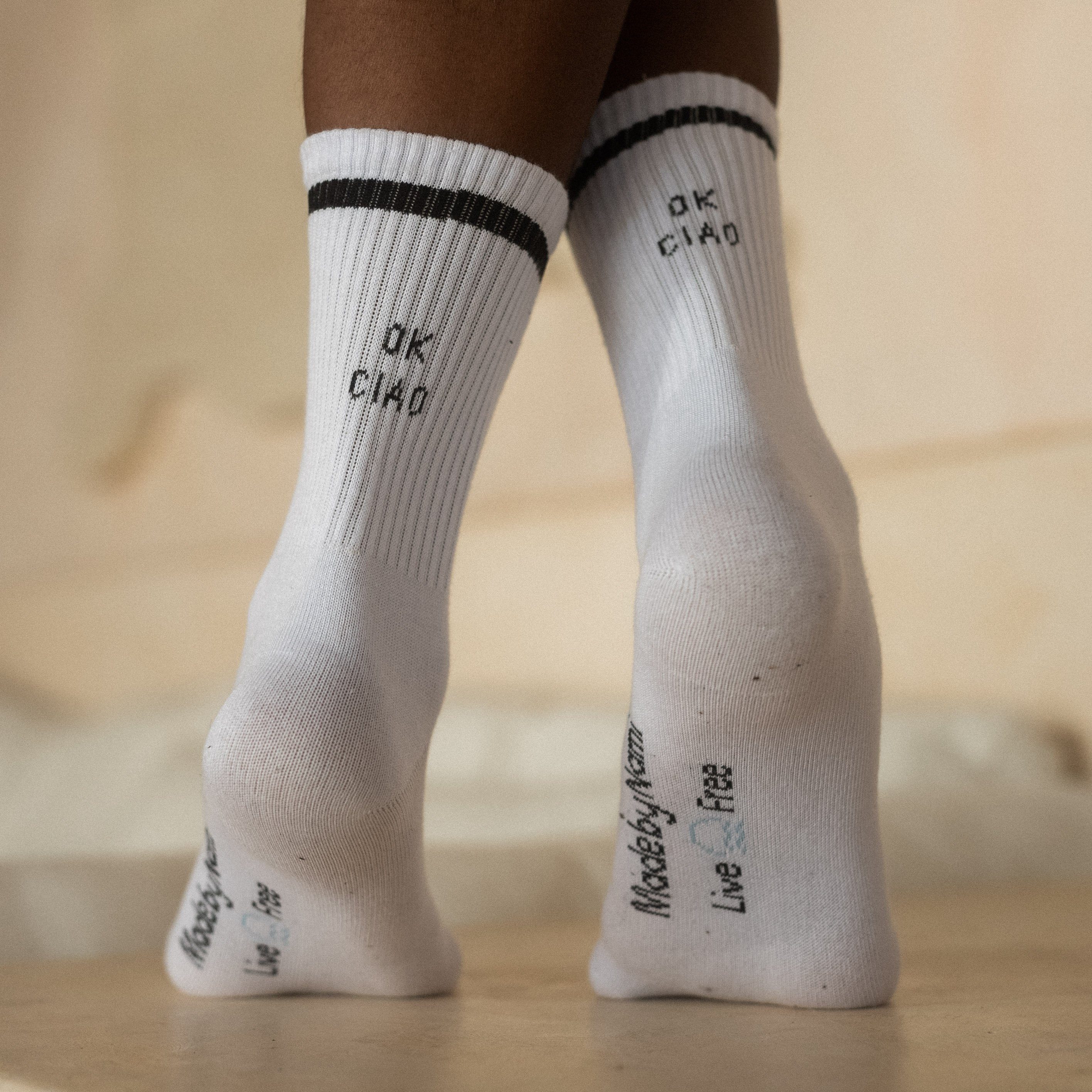 Made by Nami Tennissocken Weiße Tennissocken Atmungsaktive Crew Socks mit Sprüchen Retro Socken Lustige Socken mit Sprüchen Herren & Damen