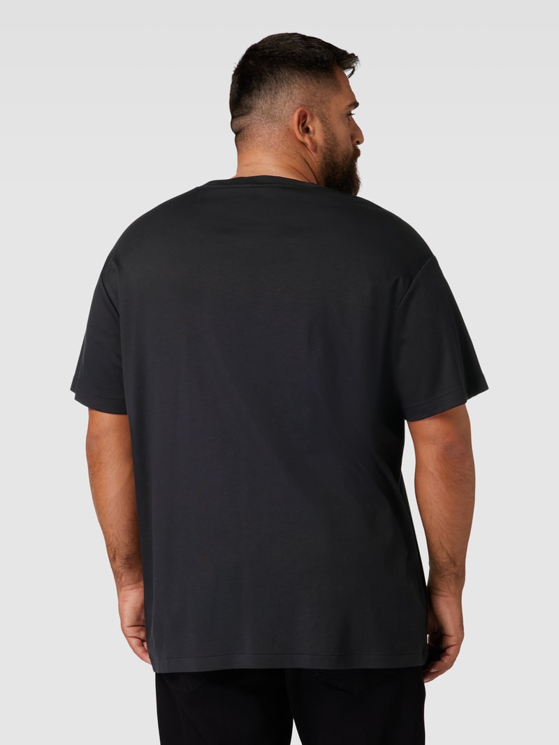PLUS SIZE T-Shirt mit Label-Stitching in schwarz