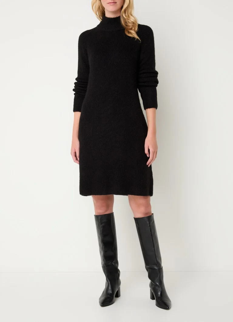 Rochie midi tricotată groasă, cu guler înalt, confecționată dintr-un amestec de lână alpaca, creată de Claudia Sträter.