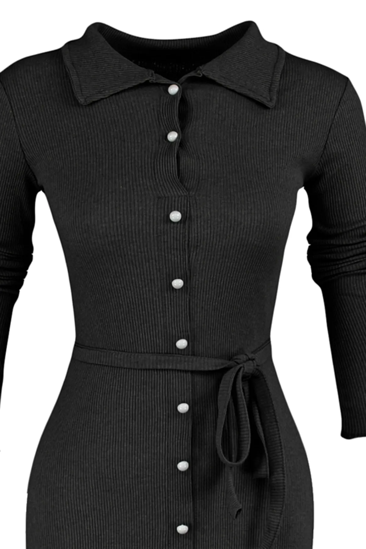 Trendyol Collection  Schwarzes, langärmeliges, geripptes, dehnbares Midi-Strickkleid mit Polokragen und Knöpfen TWOAW23EL00115