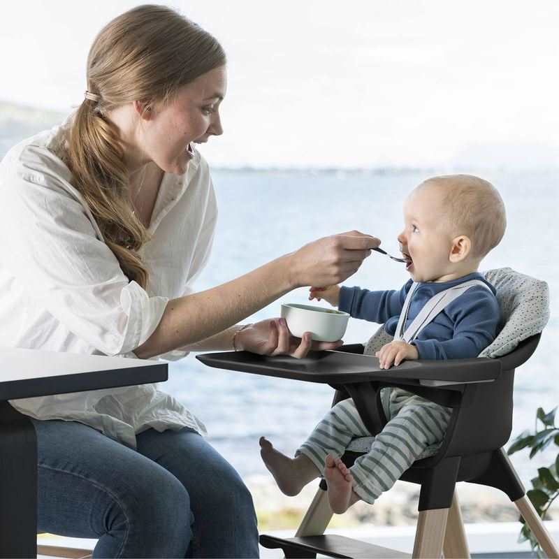 Chaise haute Clikk noire pieds bois Stokke