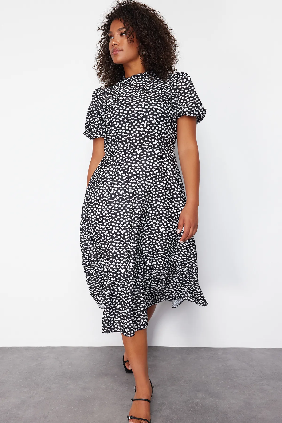 Trendyol Curve  Schwarzes gewebtes Kleid mit Stehkragen und Tiermuster TBBSS24AH00135