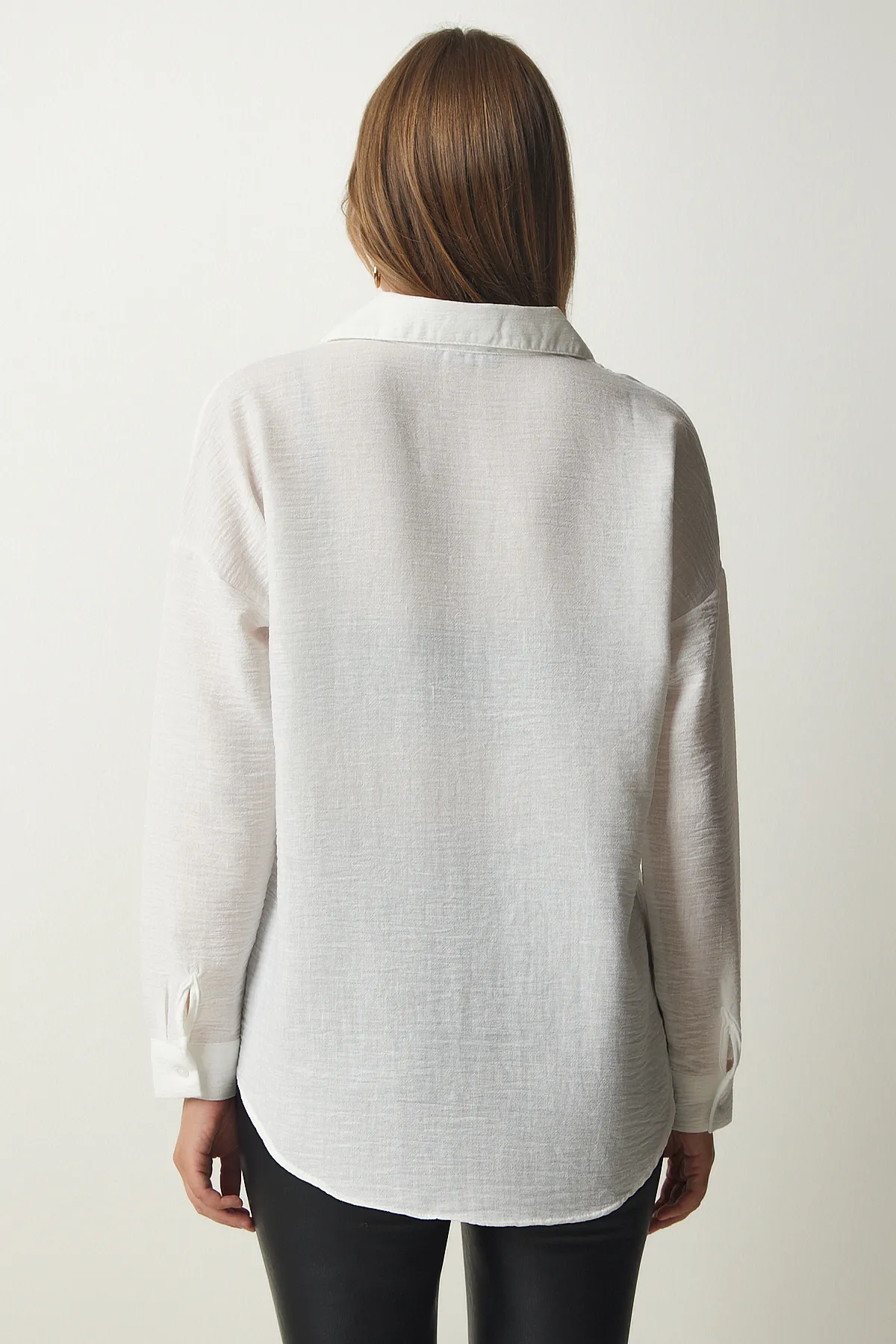 Happiness İstanbul  Weißes Oversize-Leinenhemd Ayrobin für Damen DD01222