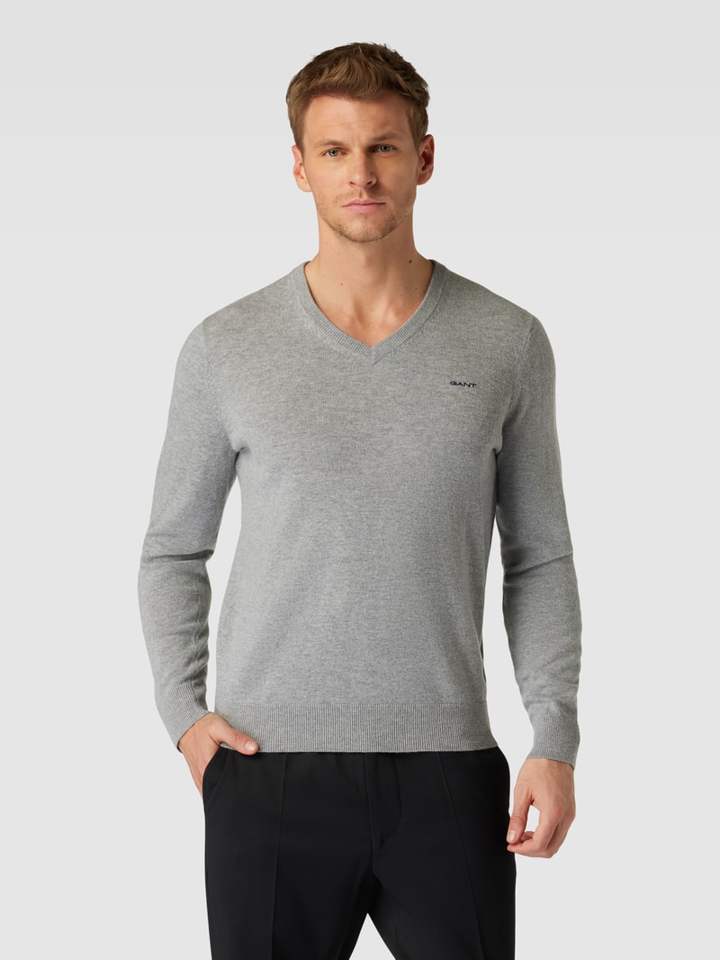 Strickpullover aus Lammwoll-Mix mit V-Ausschnitt in mittelgrau meliert