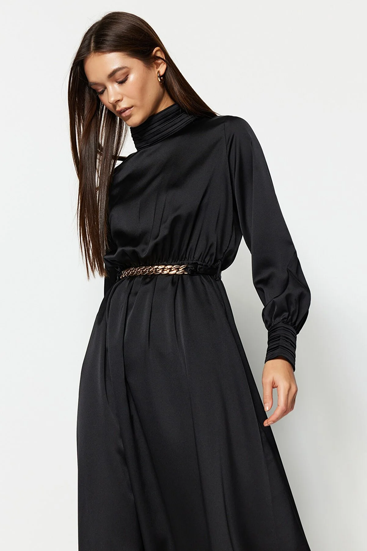 Trendyol Modest  Schwarzes, gewebtes Abendkleid mit Kragen und Manschetten und detailliertem Gürtel TCTSS22EB0142