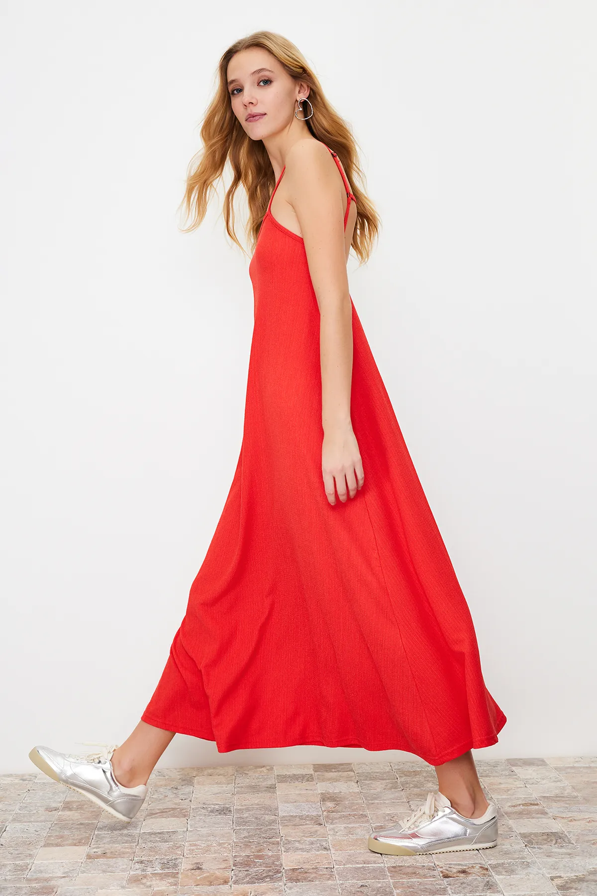 Trendyol Collection  Rotes A-Linien-Strick-Maxikleid mit quadratischem Kragen und Strukturmuster TWOSS24EL00060