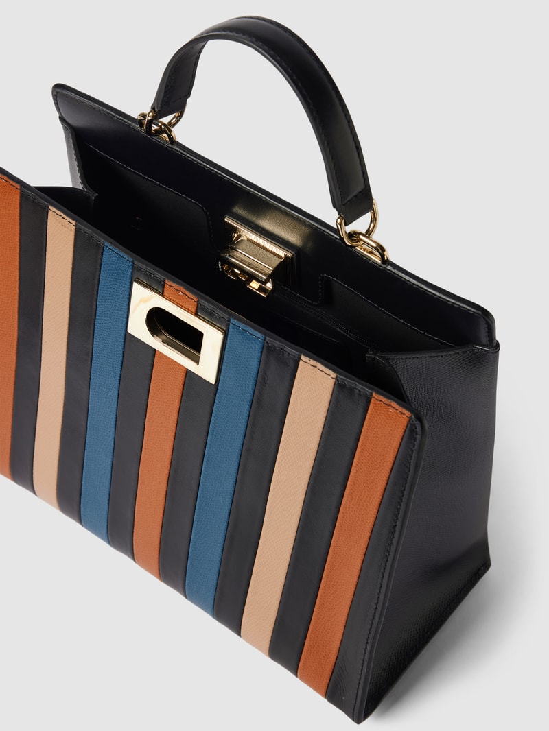 Handtasche mit Streifen-Strukturmuster in schwarz