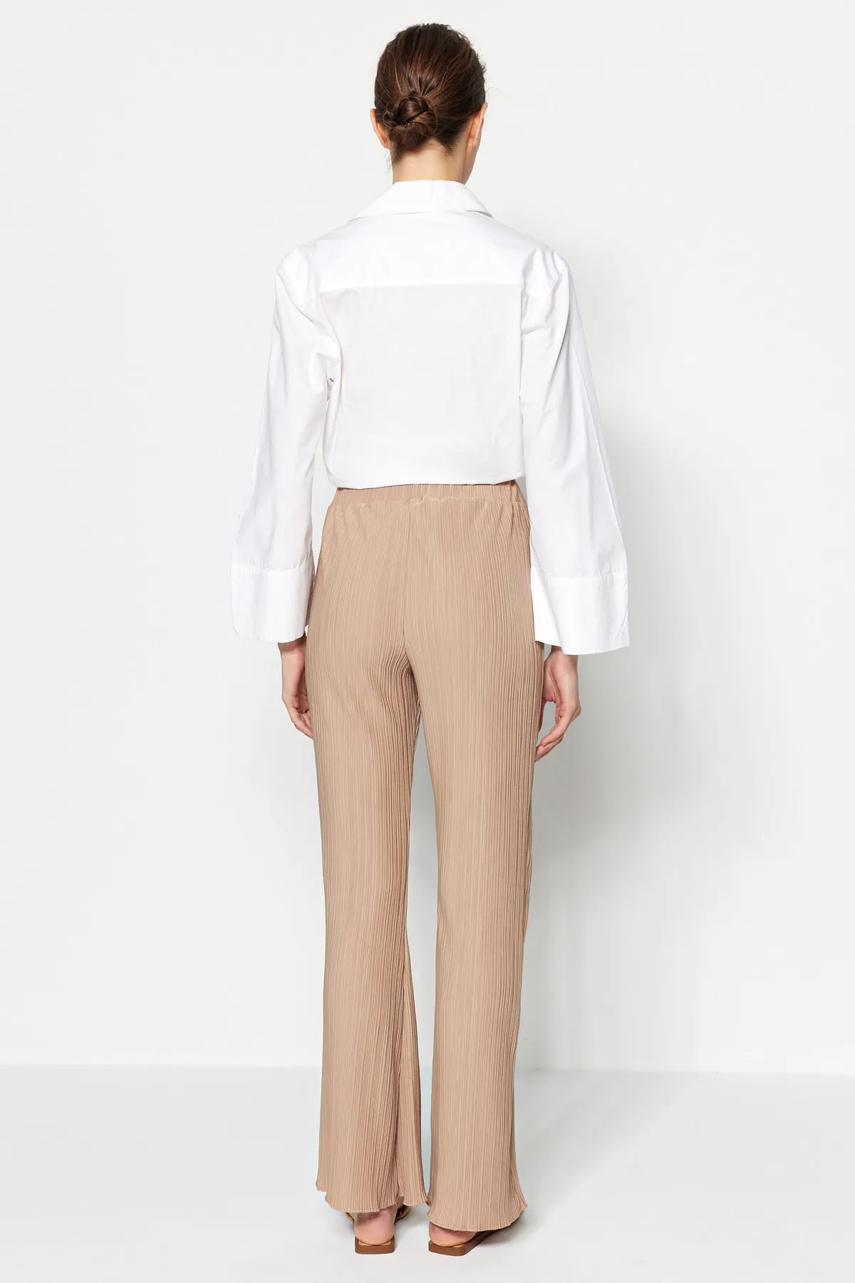 Trendyol Collection  Nerzfarbene, plissierte, ausgestellte/spanische Strickhose mit hoher Taille TWOSS23PL00115