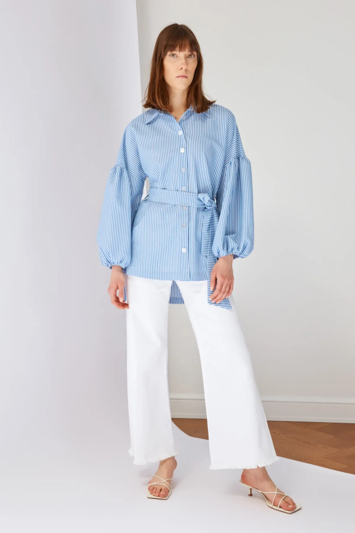 Trendyol Modest  Blau gestreiftes, gewebtes Hemd mit Ballonärmeln und langem Rücken, Gürtel TCTSS22GO0116
