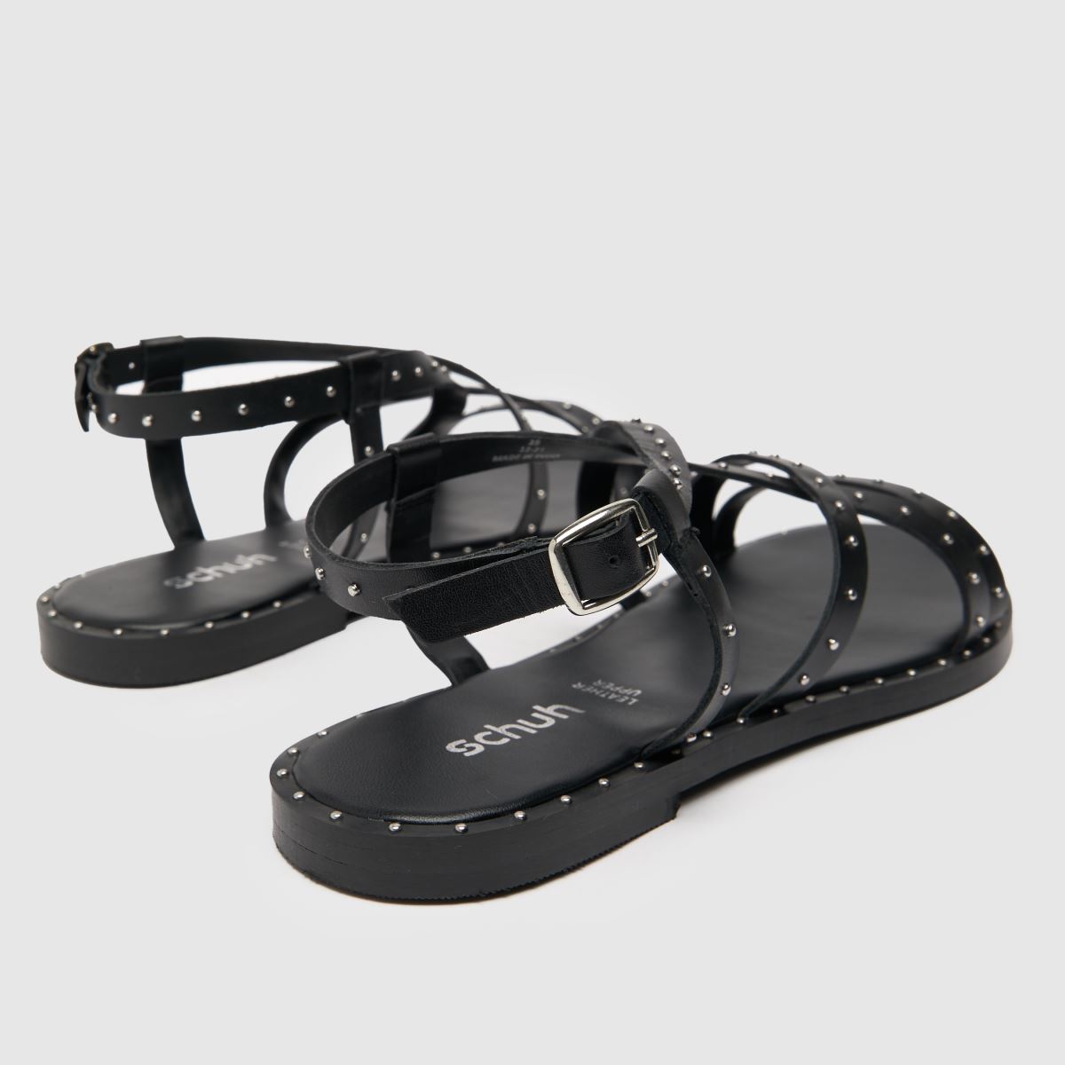 Schuh Tadlow szegecses lapos talpú szandál fekete színben