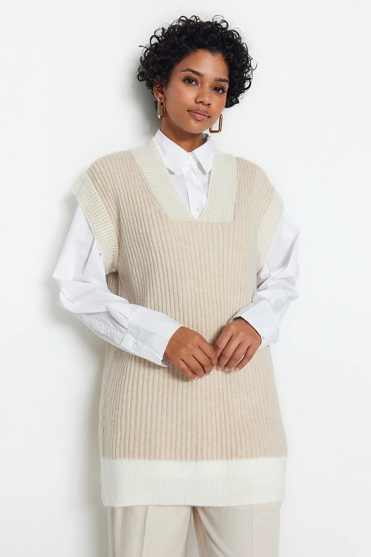 Trendyol Modest  Steinfarbener Thessaloniki-Strickpullover mit V-Ausschnitt und Blockfarben TCTAW24UV00000