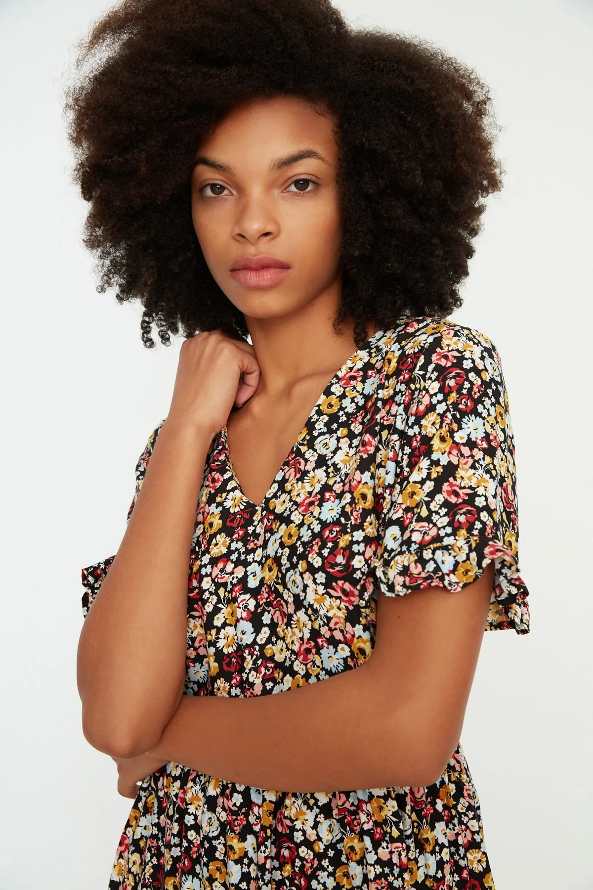 Trendyol Collection  Mehrfarbiges, gewebtes Kleid mit Blumenmuster TWOSS20EL2431