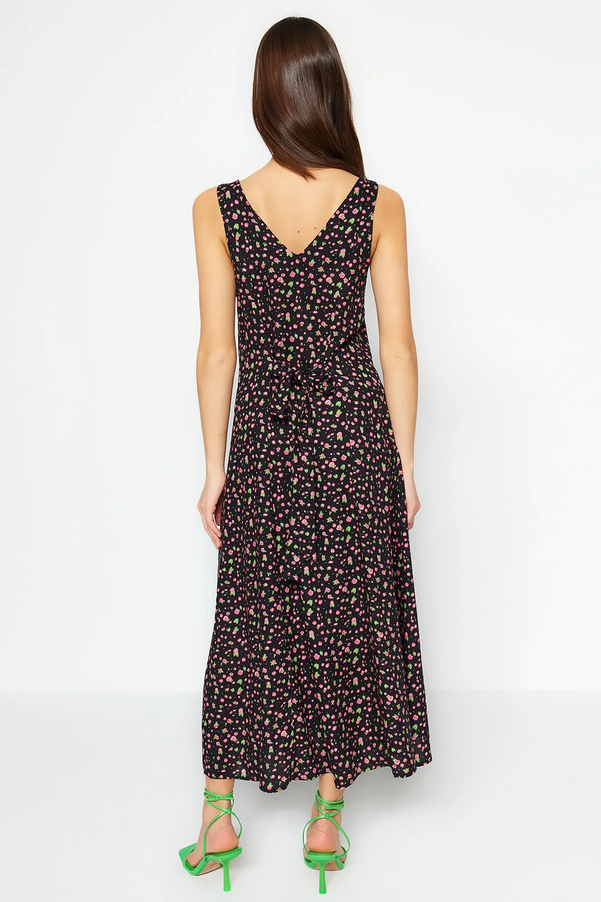 Trendyol Collection  Schwarzes gewebtes Kleid mit V-Ausschnitt TWOSS23EL01753