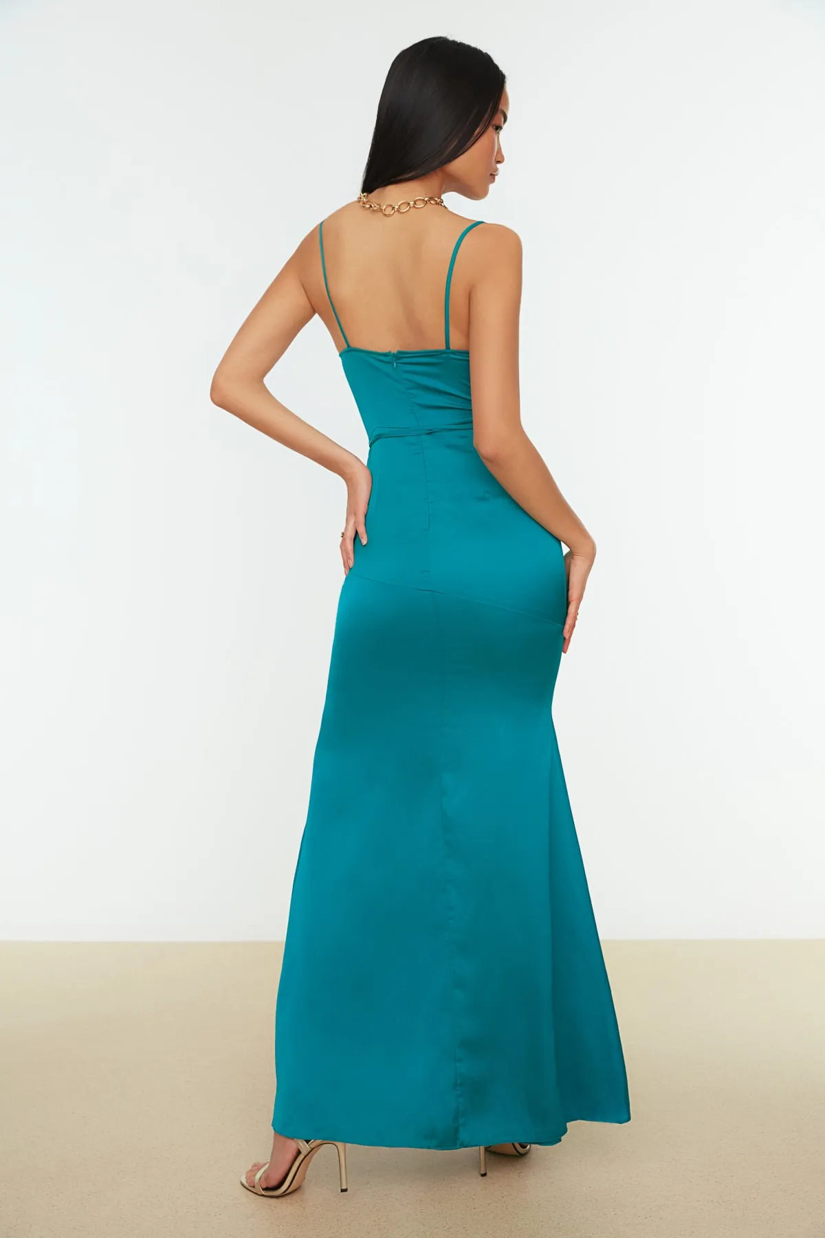 Trendyol Collection  Smaragdgrünes langes Abendkleid aus gewebtem Satin mit Gürtel und Futter TPRSS21AE0063