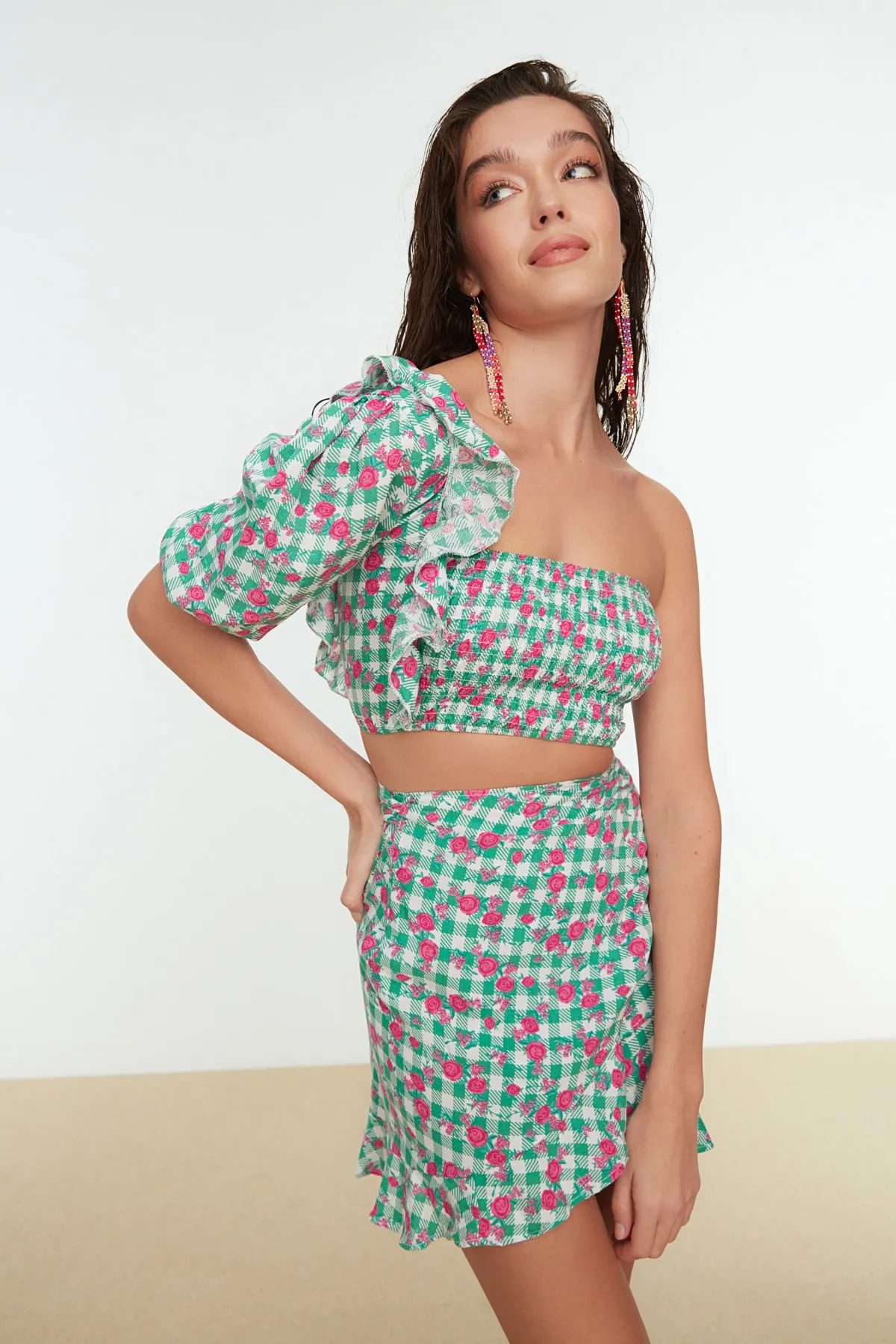 Trendyol Collection  Grüner One-Shoulder-Bluse-Rock-Kostüm mit gewebten Rüschen und Blumenmuster TBESS20AU0030