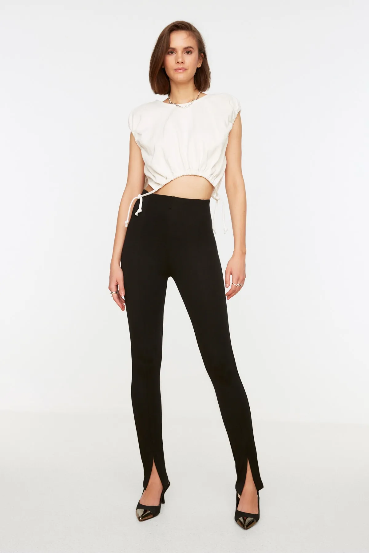 Trendyol Collection  Schwarze Interlock-Strick-Leggings mit hoher Taille und geschlitzten Beinen TWOAW21PL0263