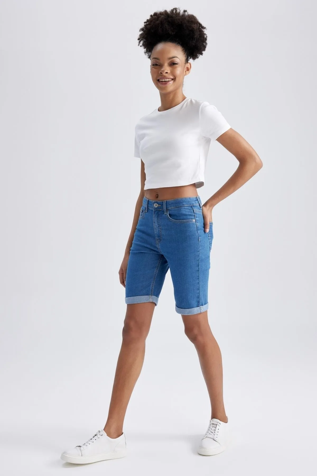 DeFacto  Jeans-Bermuda mit umgeschlagenem Bein und normaler Taille A1958ax23sm