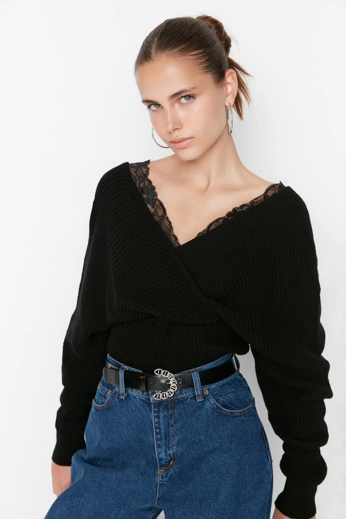 Trendyol Collection  Schwarzer zweireihiger Strickpullover mit Spitze TWOAW22KZ0522