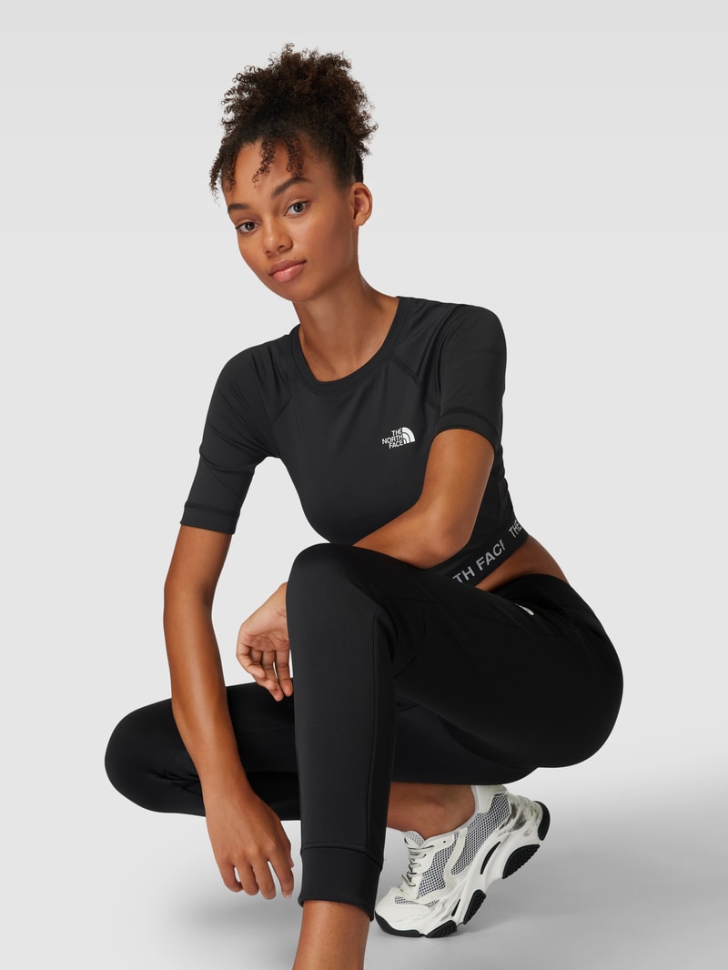 Cropped Longsleeve mit Label-Detail in schwarz