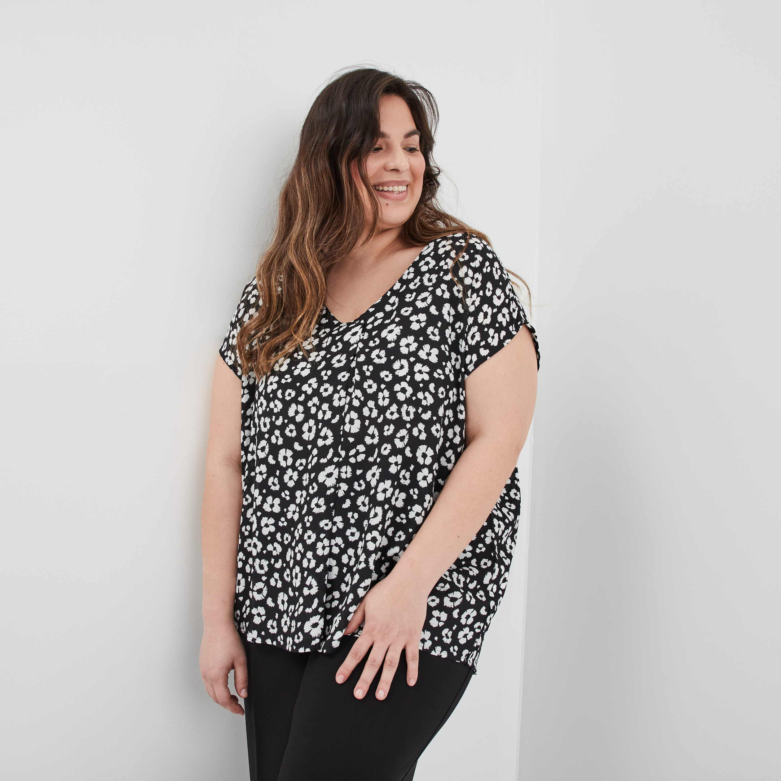 Blouse col en V manches courtes noir femme grande taille | La Halle
