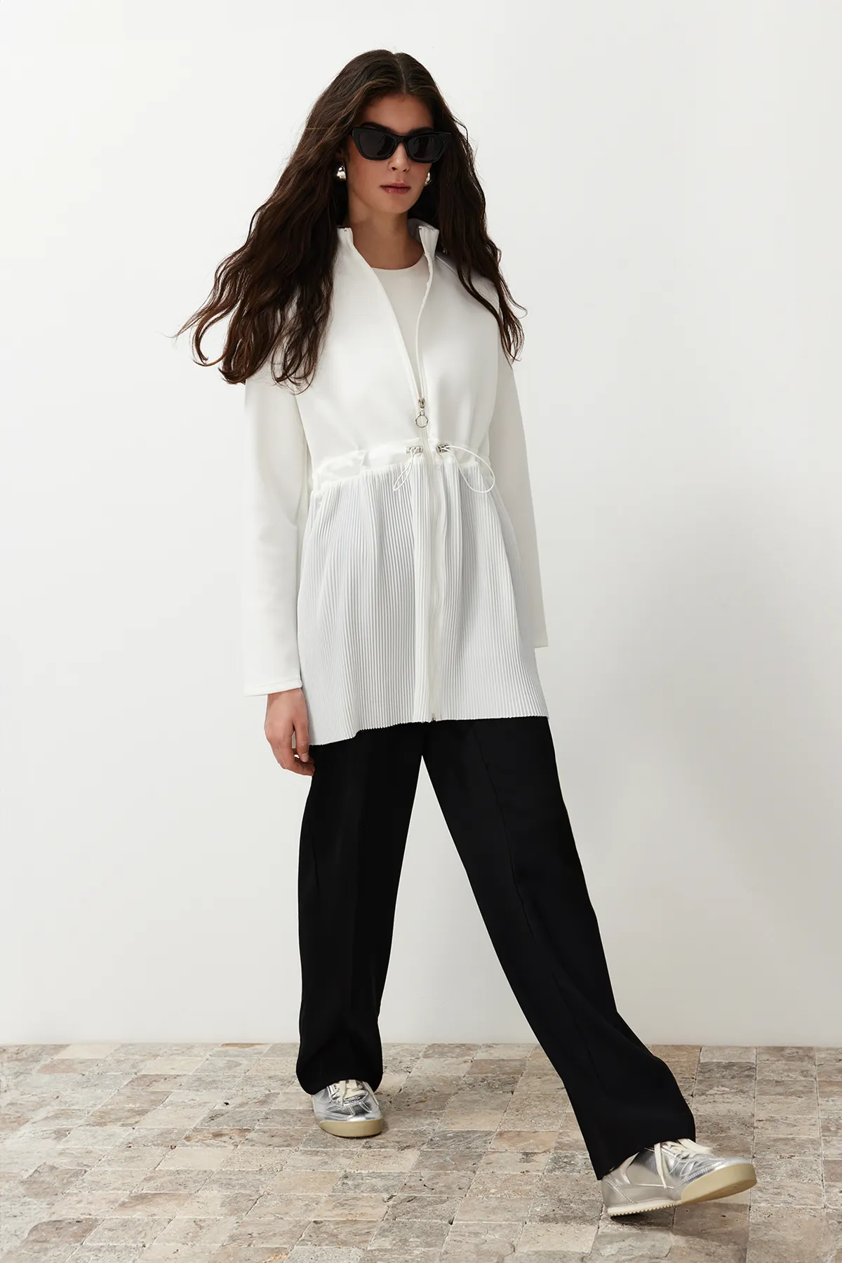 Trendyol Modest  Ecrufarbene, gewebte Tunika mit Plissee-Spitze und Taucherrock TCTSS24UK00035