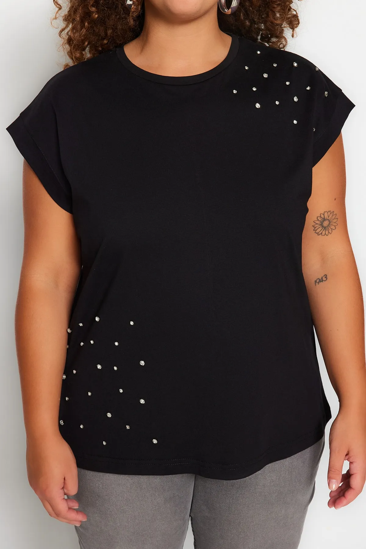 Trendyol Curve  Schwarzes, mit Juwelen besetztes Strick-T-Shirt mit Rundhalsausschnitt TBBSS23BF00041 TBBSS23BF00041