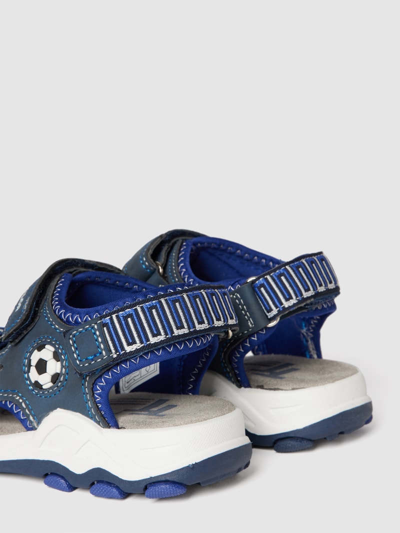 Sandalen mit Motiv-Prägung in marineblau