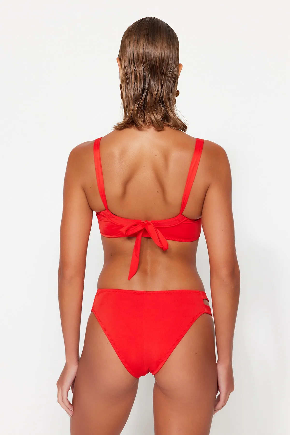 Trendyol Collection  Rote Bikinihose mit Ausschnitt/Fenster und normalem Beinausschnitt TBESS21BA0306