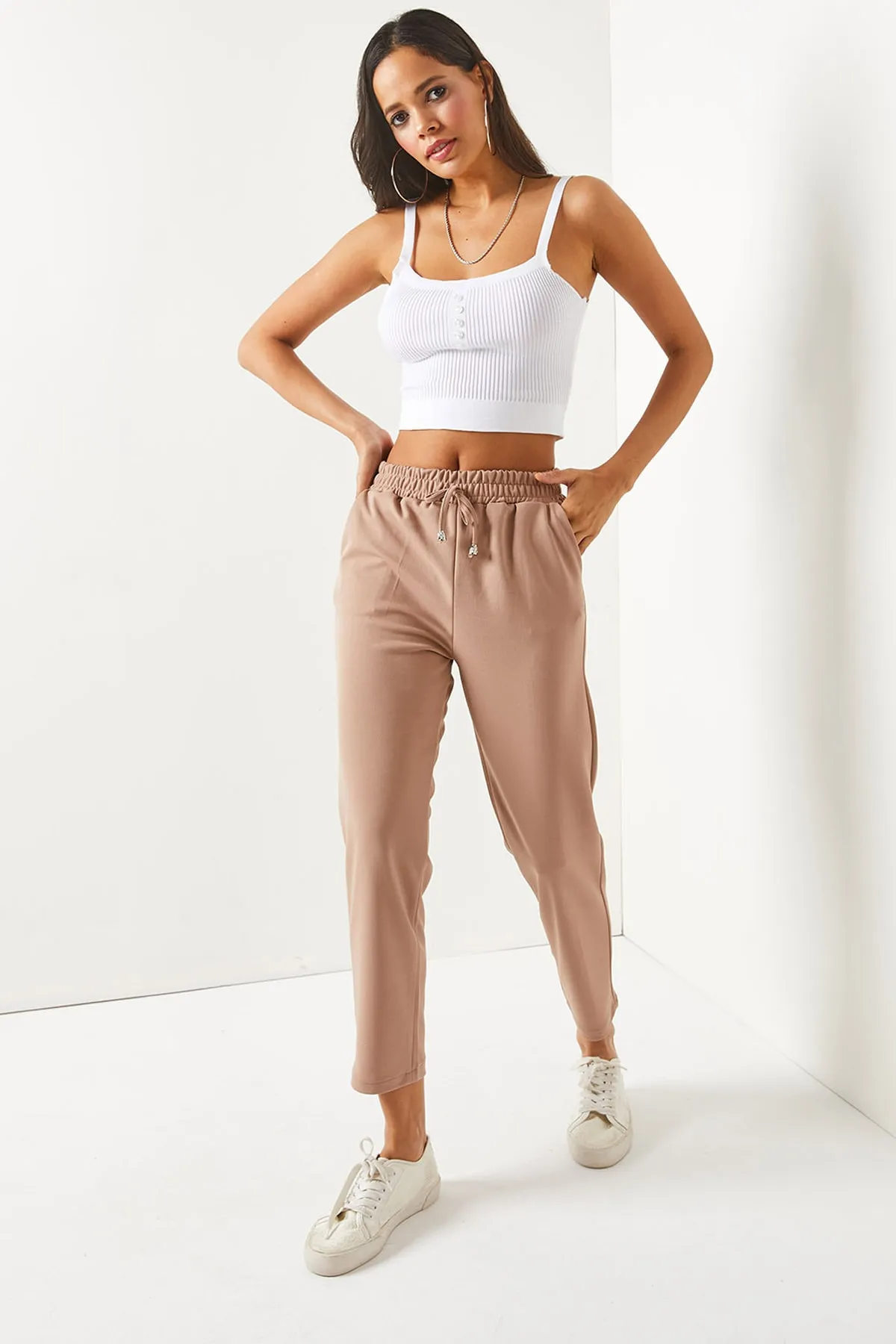 Olalook  Damen-Karottenhose mit elastischer Taille und Taschen in Milchkaffee PNT-19000203