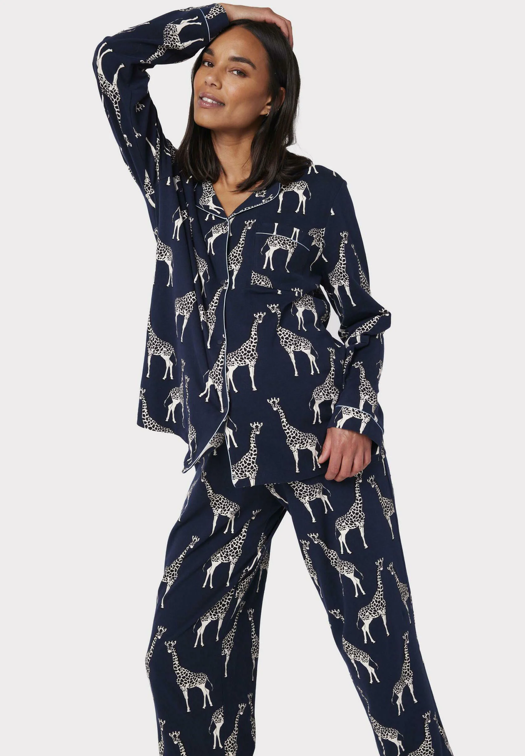 Conjunto de pijama con estampado de jirafa de Chelsea Peers