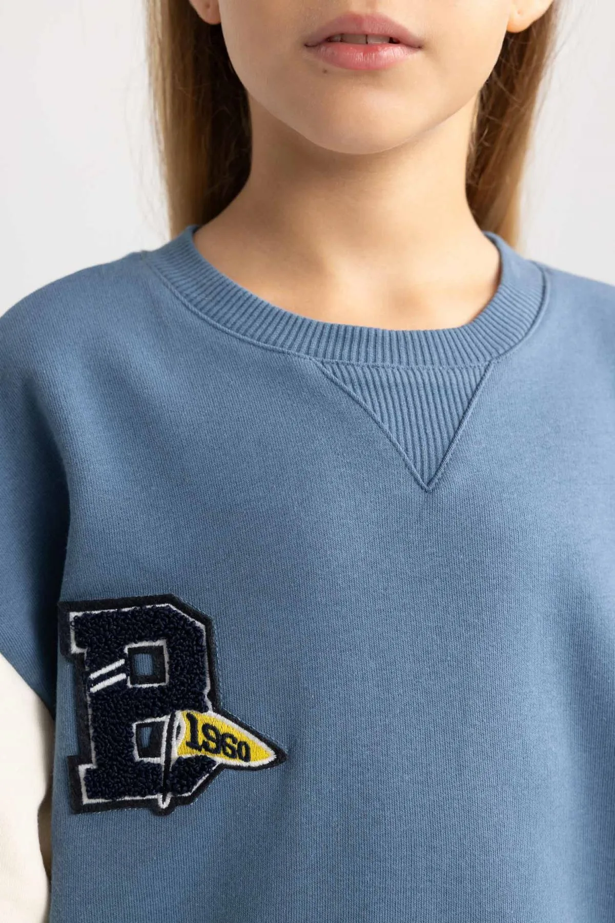 DeFacto  Dickes Sweatshirt mit Rundhalsausschnitt und Aufdruck für Mädchen A7901a823au