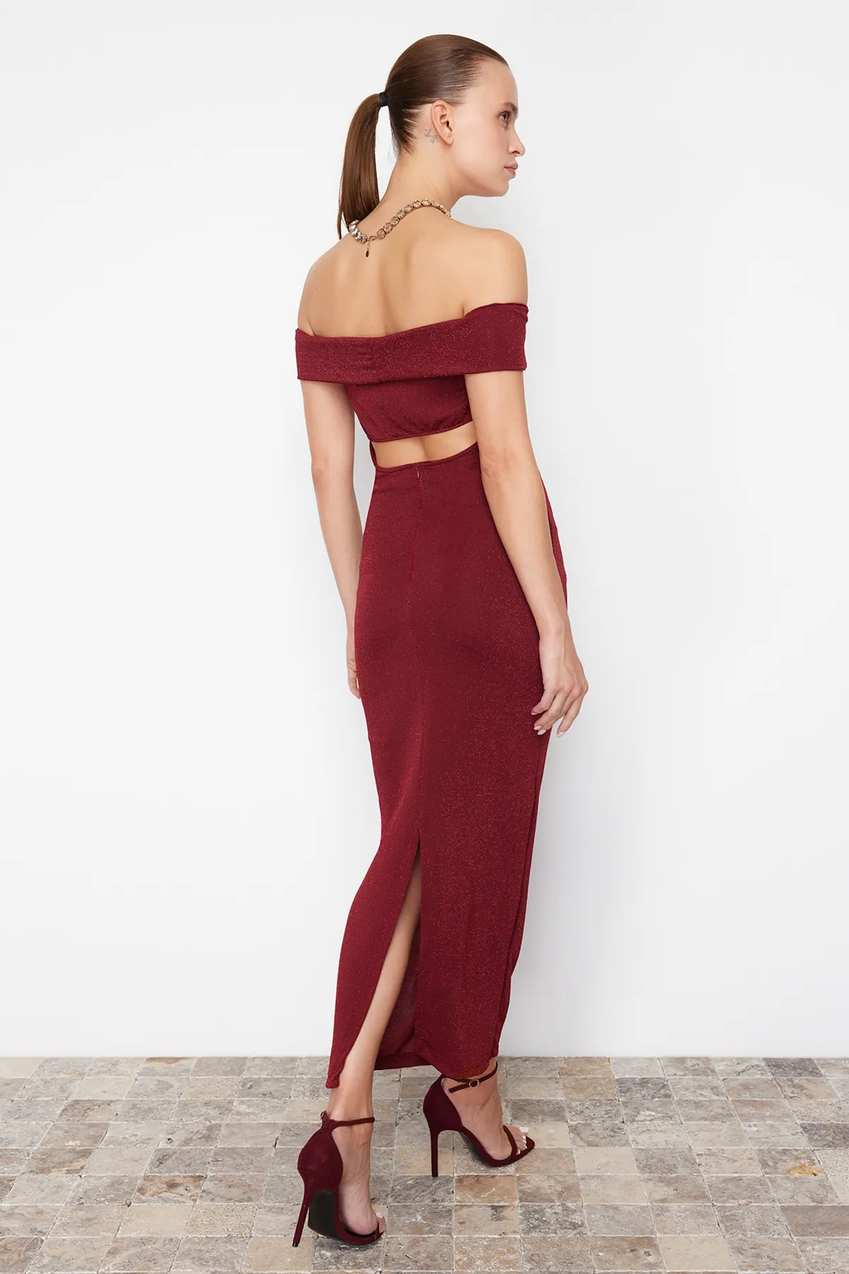 Trendyol Collection  Burgunderrotes Glitzer-Abendkleid aus Strick – Glitzer-Ausschnitt-Detail, TPRSS24EL00033