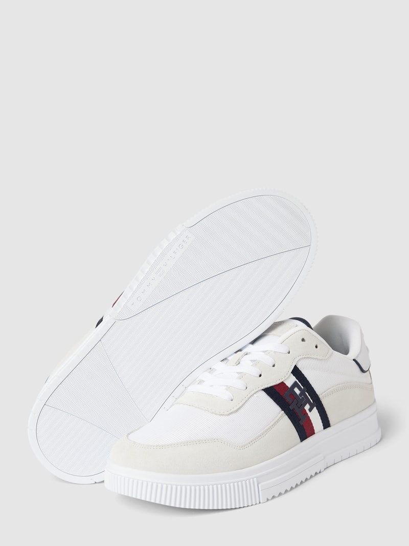 Sneaker mit Label-Stitching in weiß