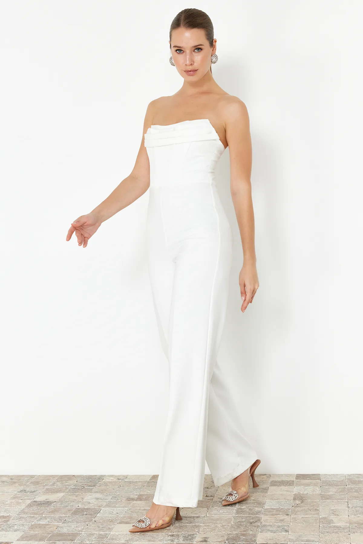 Trendyol Collection  Weißer gewebter Hochzeits-/Nikah-Jumpsuit mit Korsett-Details TPRSS24TU00002