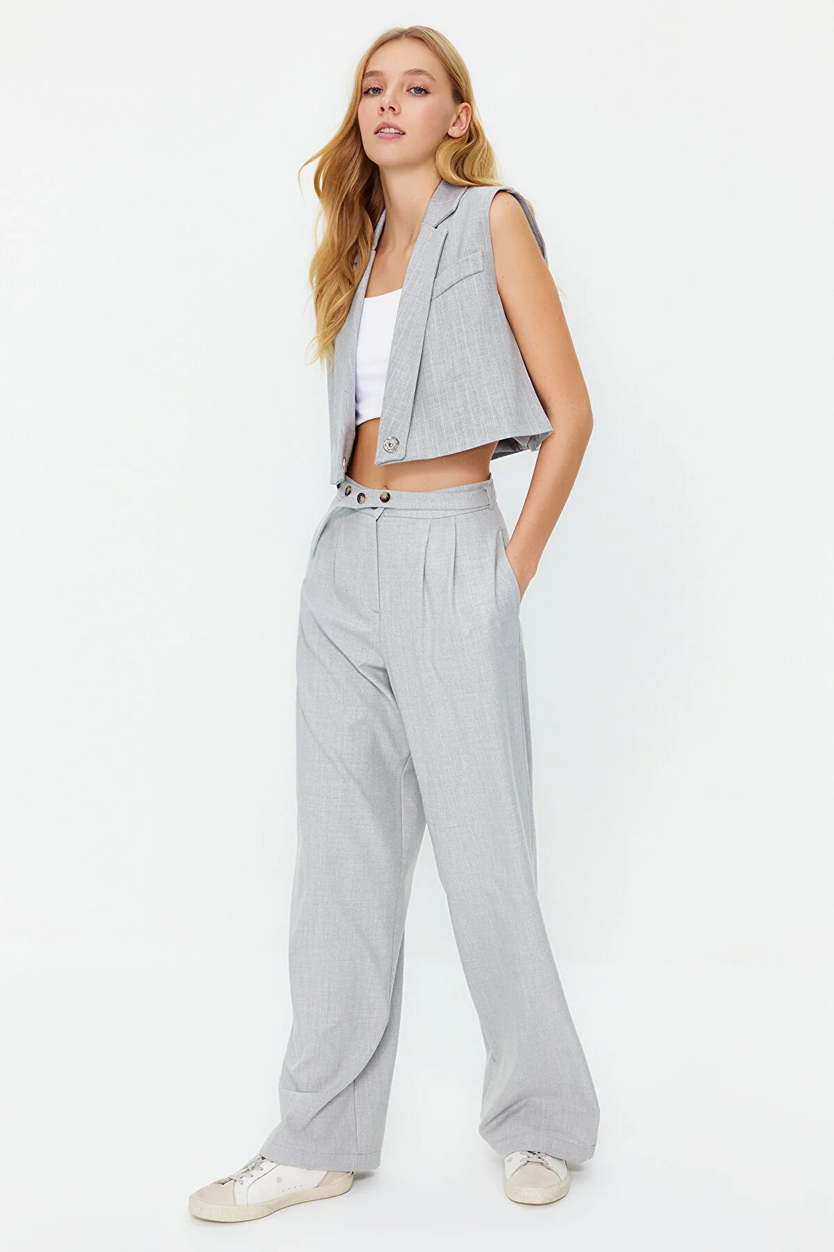 Trendyol Collection  Graue gerade geschnittene Webhose mit Gürteldetail TWOSS24PL00023