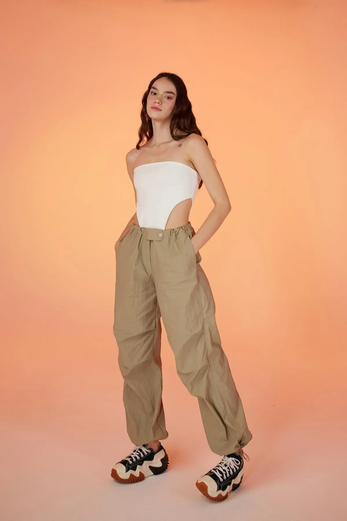 HOLLY LOLLY  Elastische Fallschirmhose mit verstellbarer Taille und Beinen in Beige