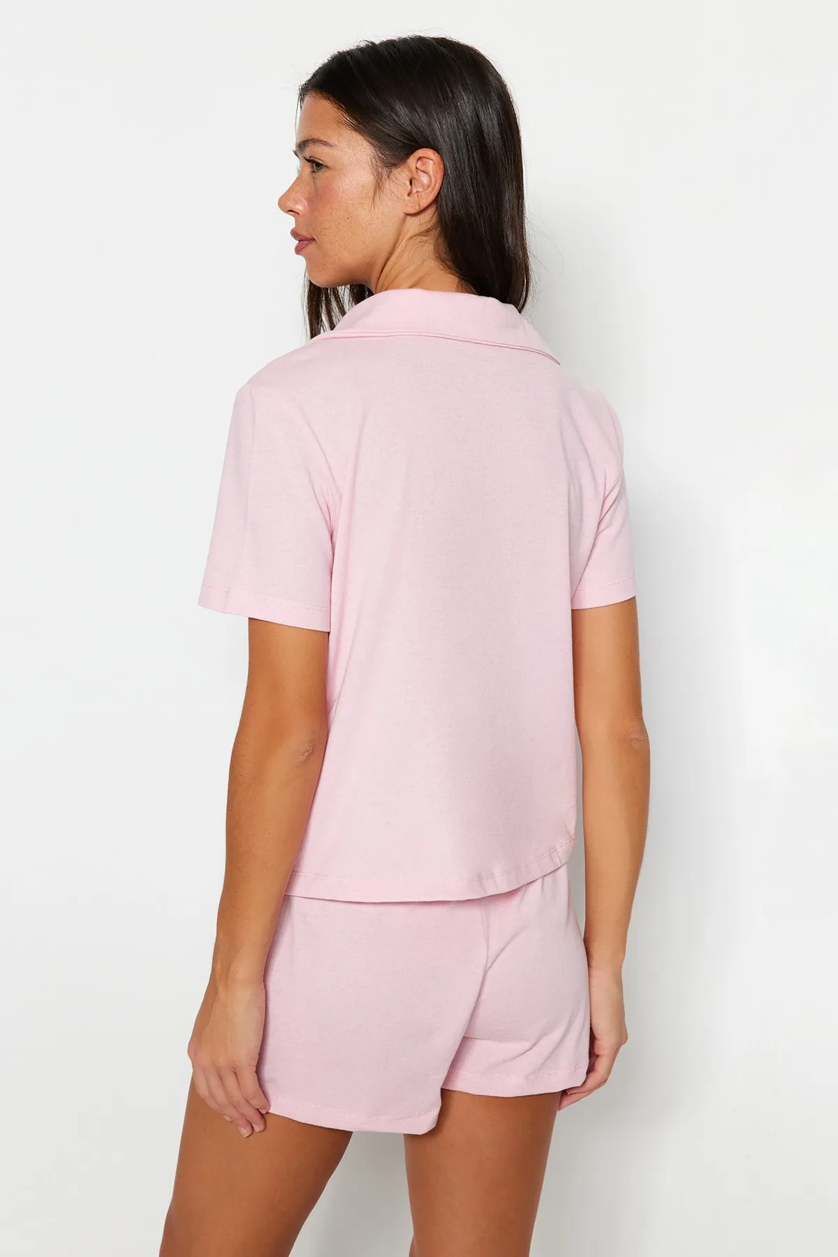 Trendyol Collection  Hellrosa Pyjama-Set aus Hemd und Shorts aus 100 % Baumwolle mit Teddybär-Stickerei THMSS23PT00012