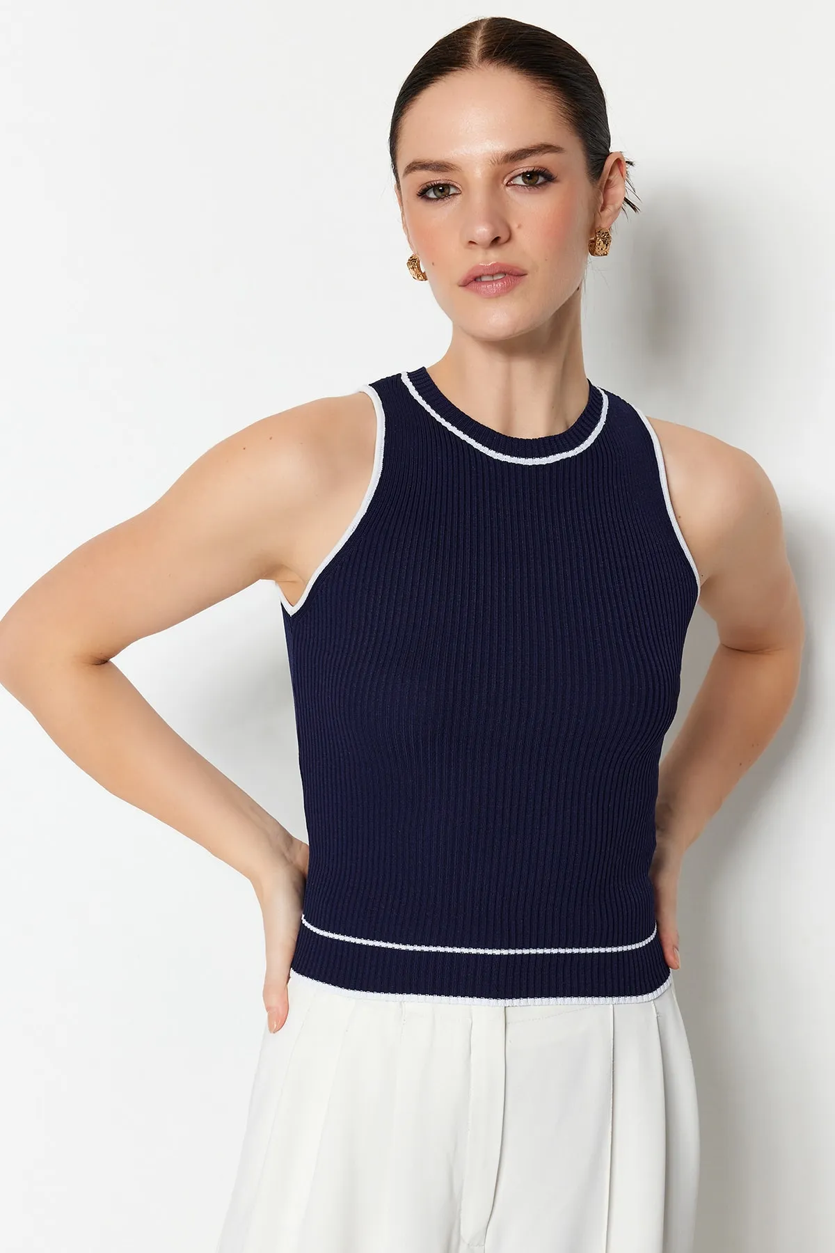 Trendyol Collection  Marineblaue Basic-Strickbluse mit Blockfarben TWOSS23BZ00611