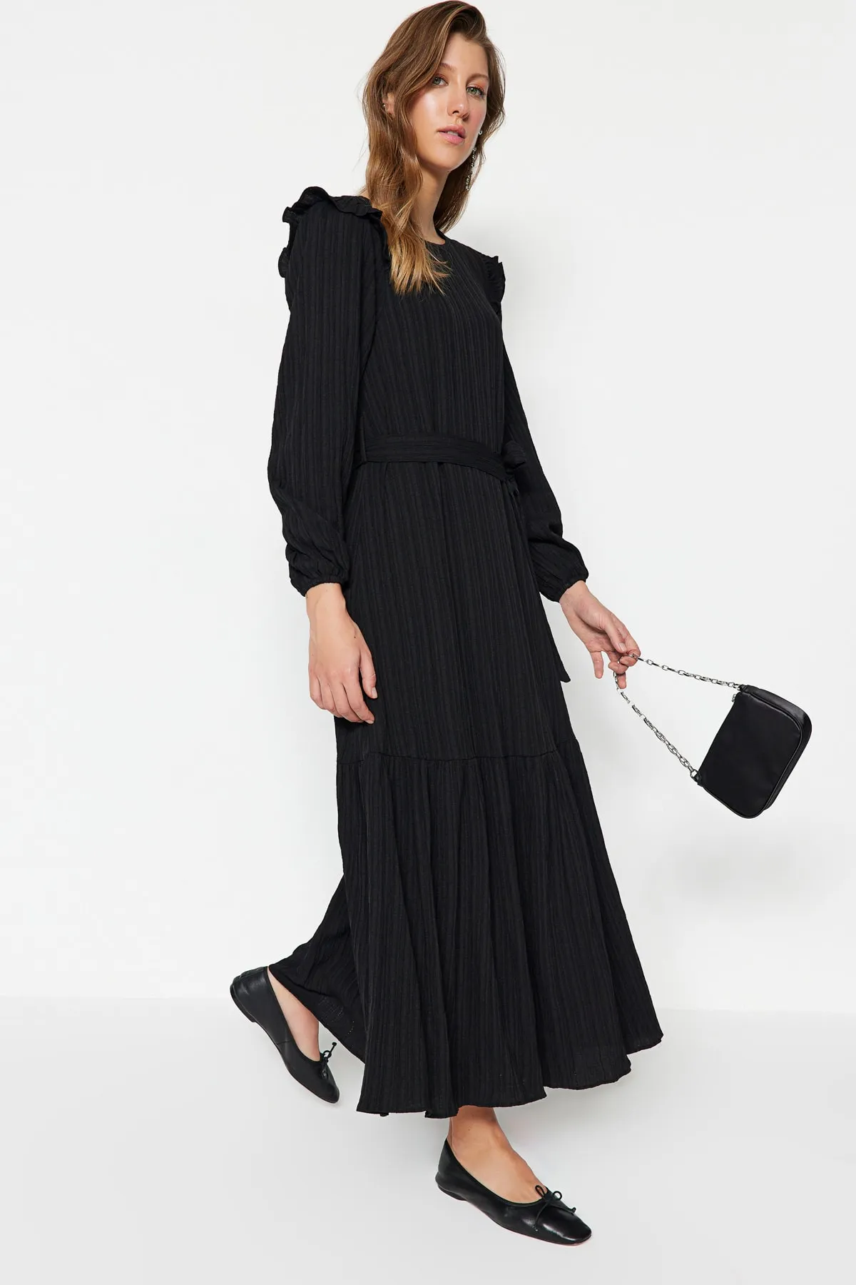 Trendyol Modest  Schwarzer Rüschenrock mit Gürtel und Volants, gefüttertem Viskose-Mischgewebe-Kleid TCTSS23EB00290