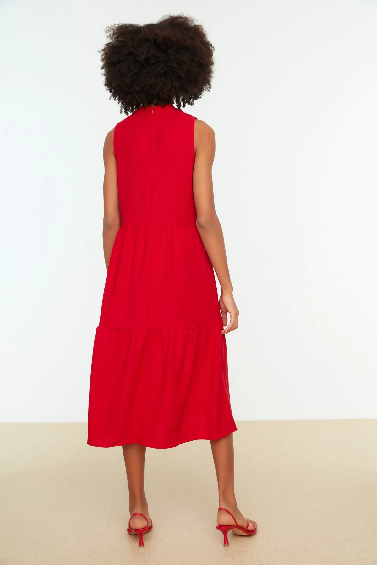 Trendyol Collection  Rotes, gerade geschnittenes, gewebtes Midikleid mit Stehkragen TWOSS20EL1864