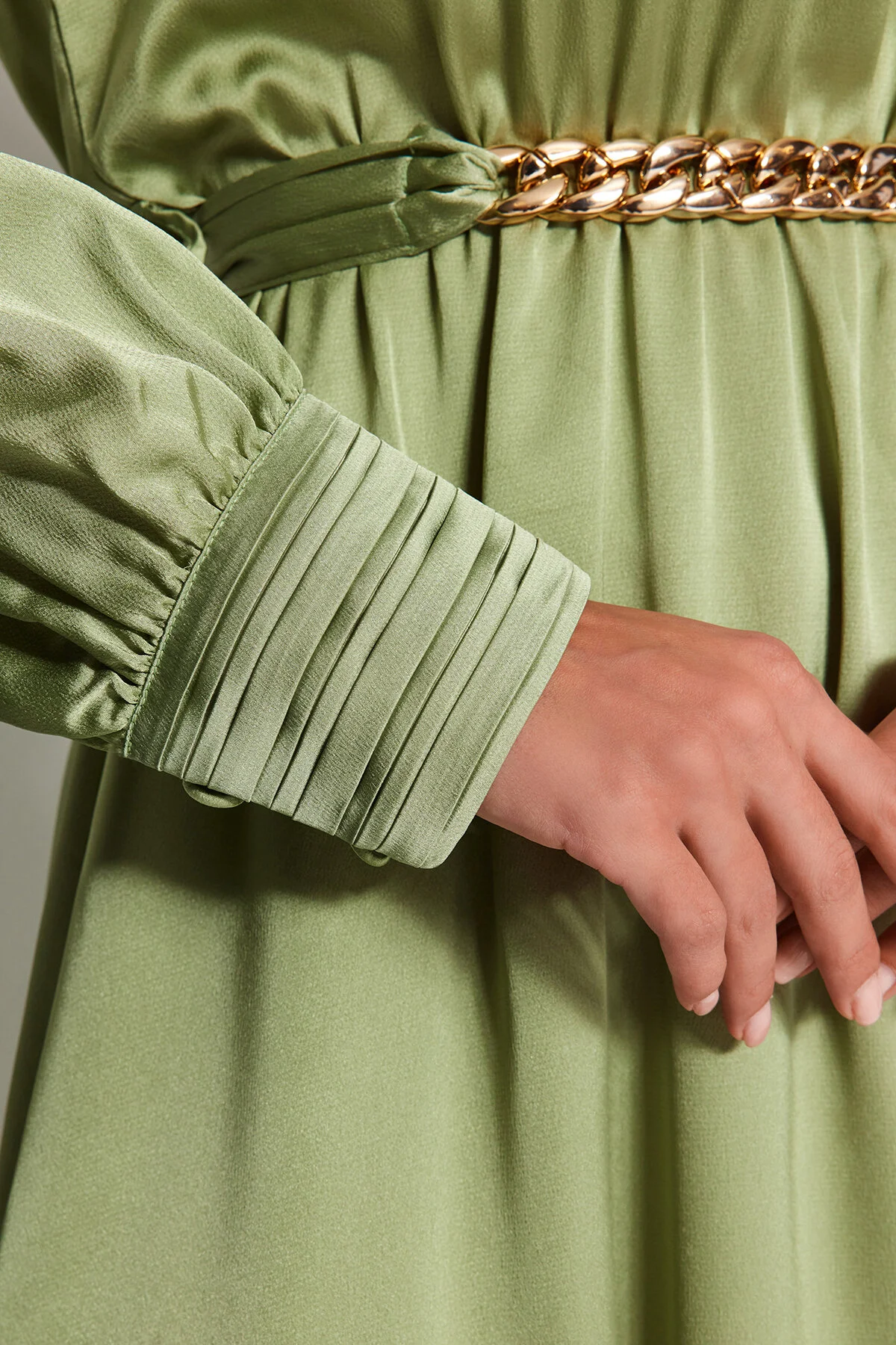 Trendyol Modest  Grünes gewebtes Abendkleid mit drapiertem Kragen und Manschetten, Gürtel TCTSS22EB0142