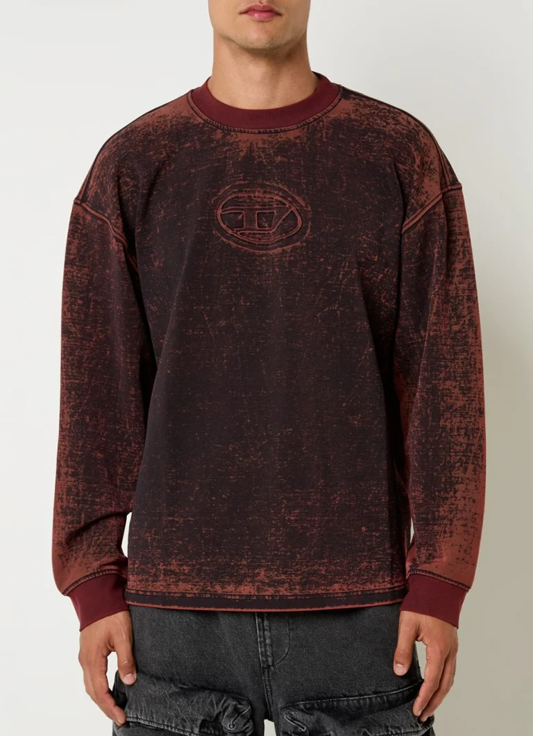Maglione Diesel S-Baxt-Q1 con logo stampato e finitura lavata.