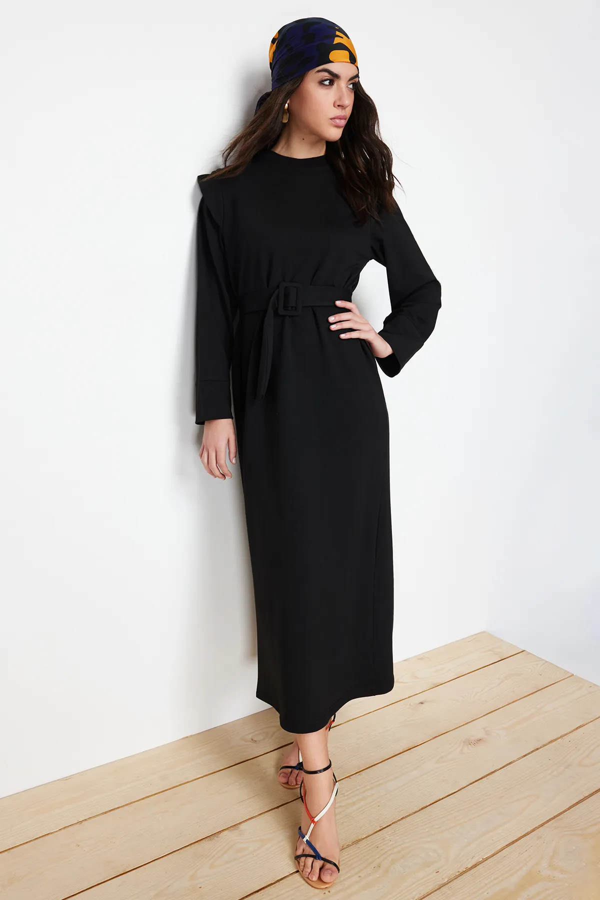 Trendyol Modest  Schwarzes Strickkleid mit Gürtel und Schulterdetail TCTSS24EB00120
