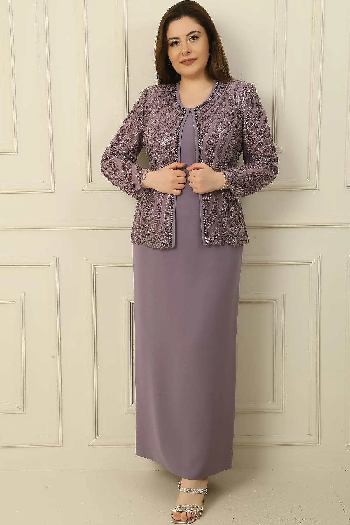 By Saygı  Langes Kleid mit Halbmondärmeln, mit Perlen und Pailletten bestickt, Jacke aus Tüll, gefüttert, 2-teiliges Set in Übergröße