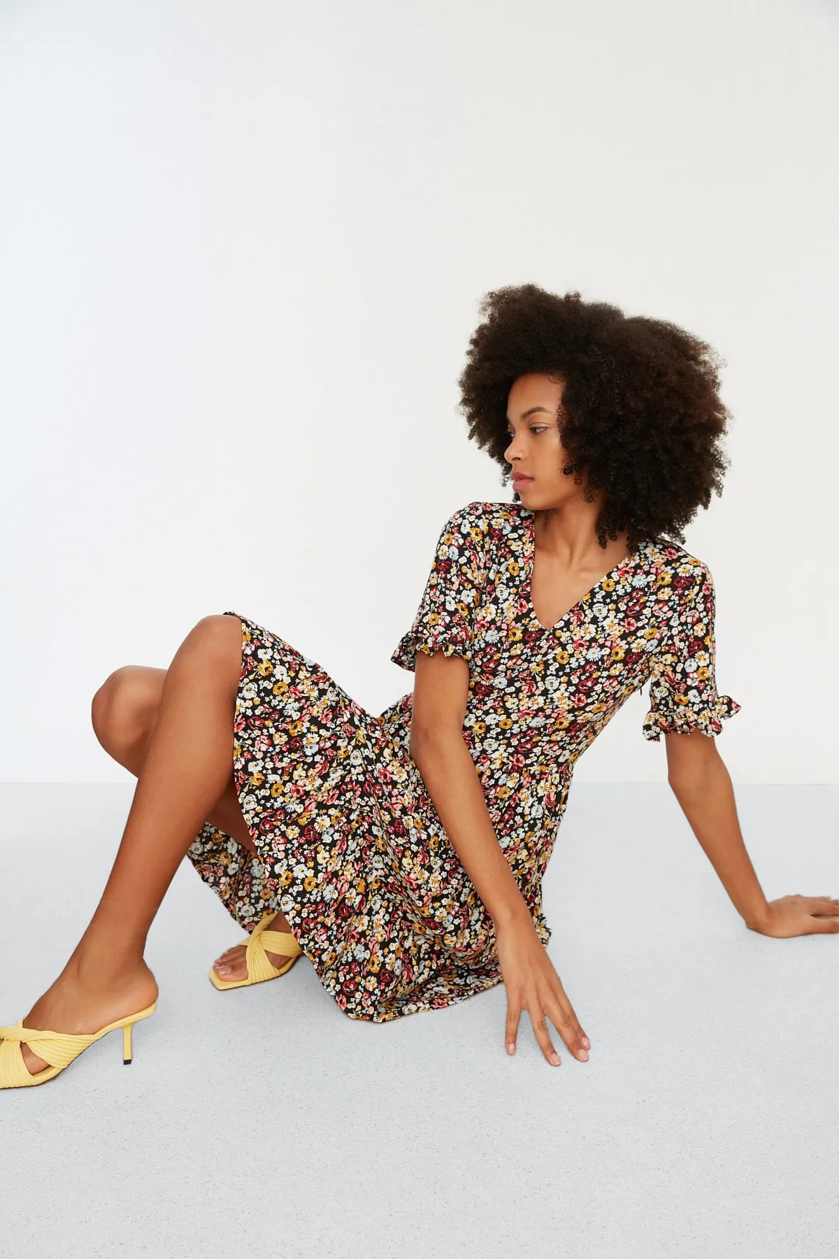 Trendyol Collection  Mehrfarbiges, gewebtes Kleid mit Blumenmuster TWOSS20EL2431