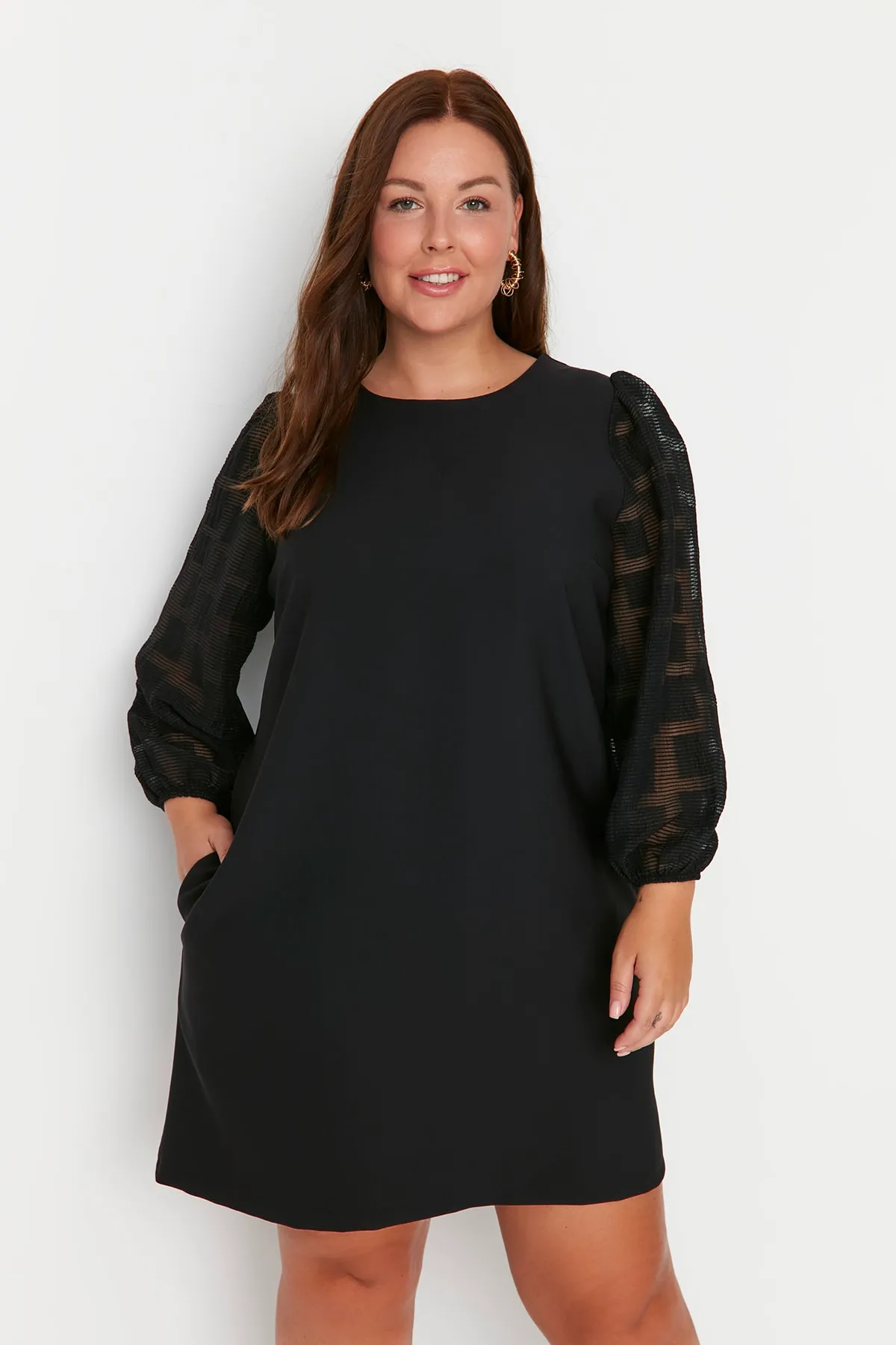 Trendyol Curve  Schwarzes Kleid mit gewebten Ärmeln, Spitzendetail und Taschen TBBAW23AH00039