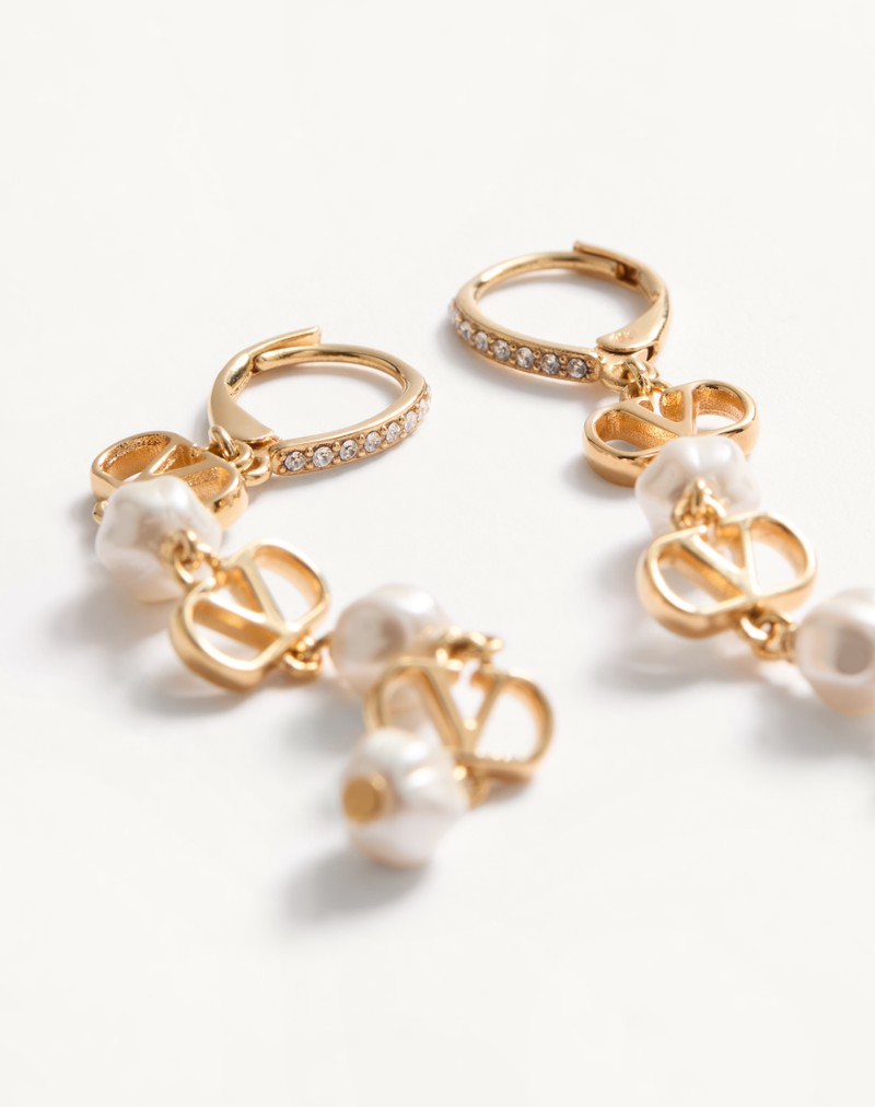 Brincos com a assinatura VLogo em metal, pérolas de vidro e cristais Swarovski®