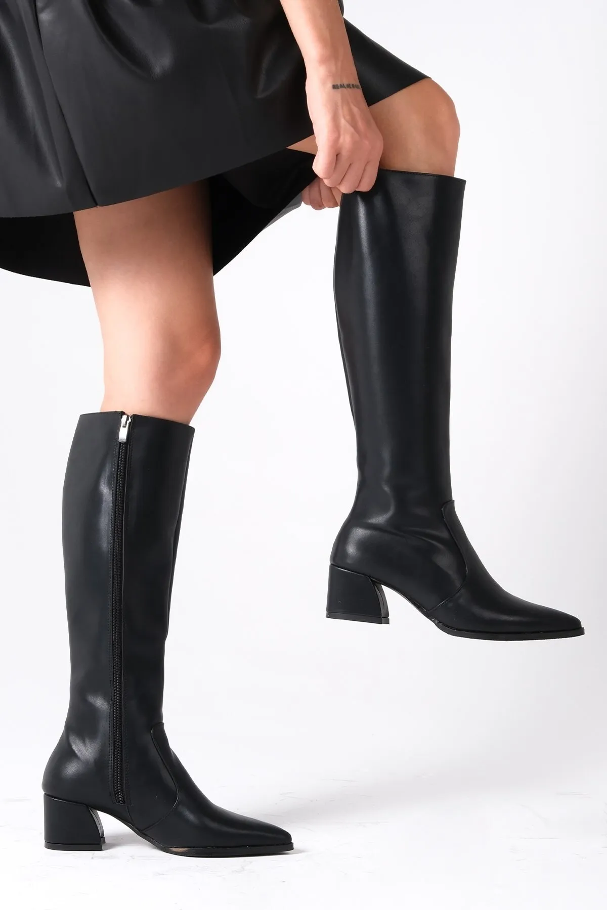 Mio Gusto  Schwarze Mila-Stiefel mit spitzem Zehenbereich und seitlichem Reißverschluss und dünnem Pelzfutter für Damen